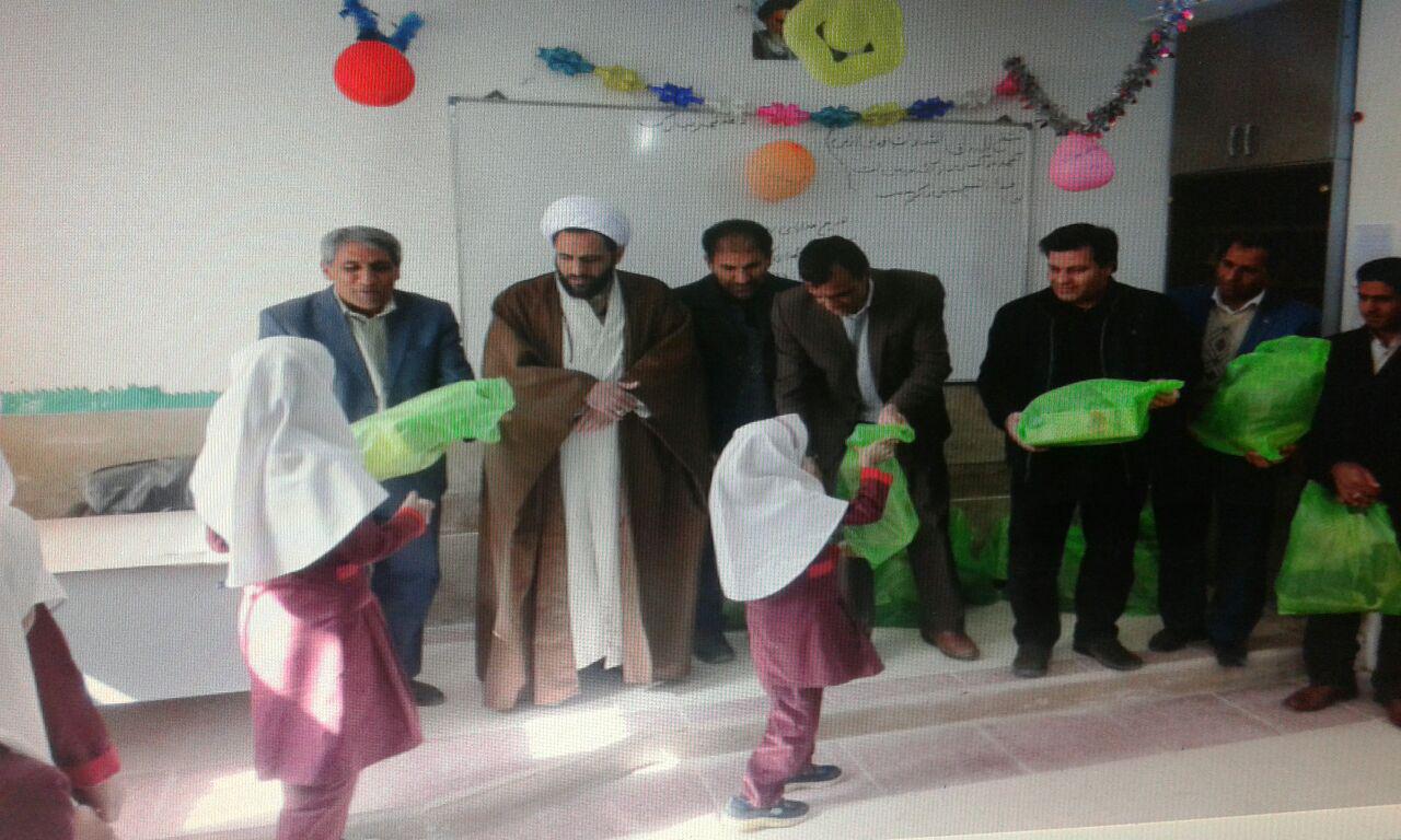 توزیع هدایای مقام معظم رهبری بین دانش آموزان ریگانی