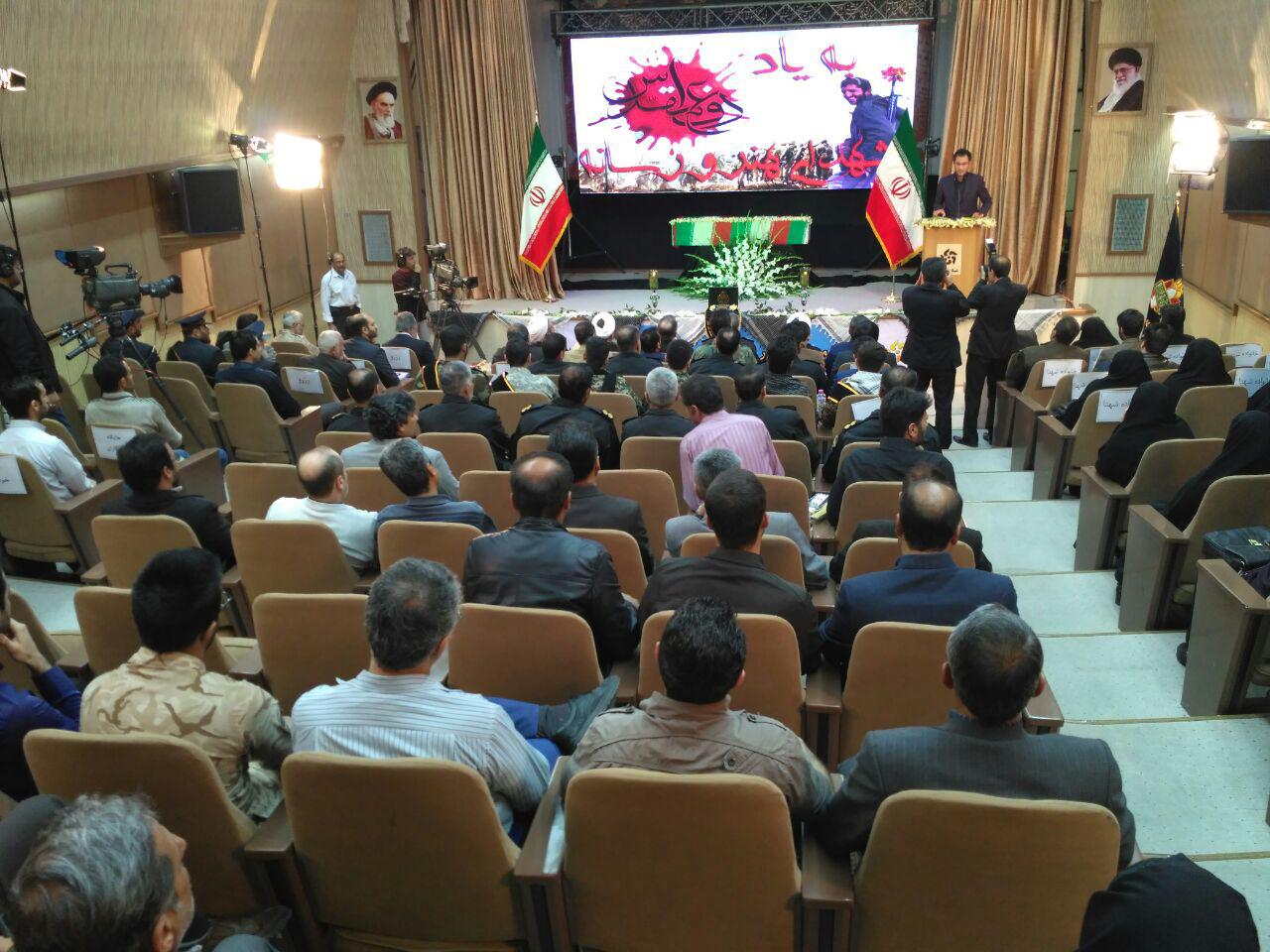 جشنواره شعر شهدای هنر و رسانه در شیراز جشنواره شعر شهدای هنر و رسانه در شیراز