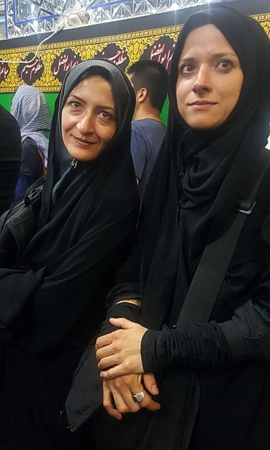 نذری و اشک گردشگران خارجی برای امام‌حسین (ع) + تصاویر