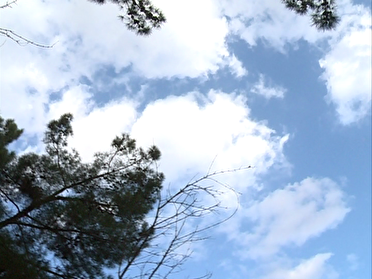 آسمان صاف و کمی ابری