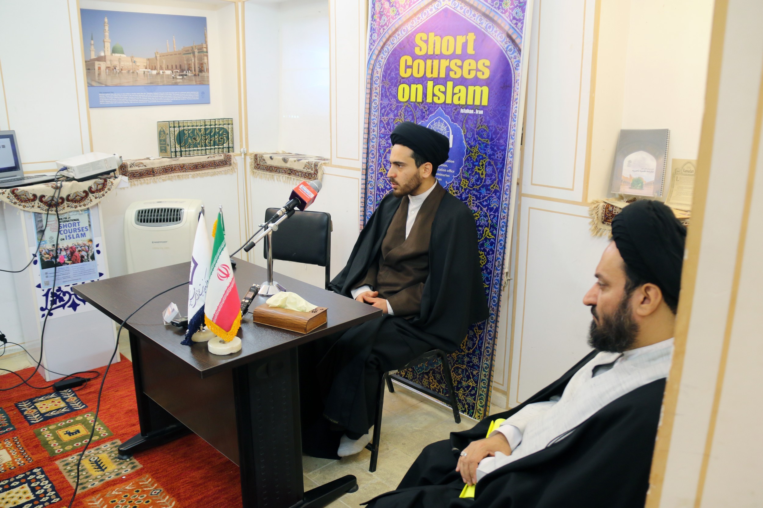 میزبانی از گردشگران خارجی در مدرسه علمیه ناصریه