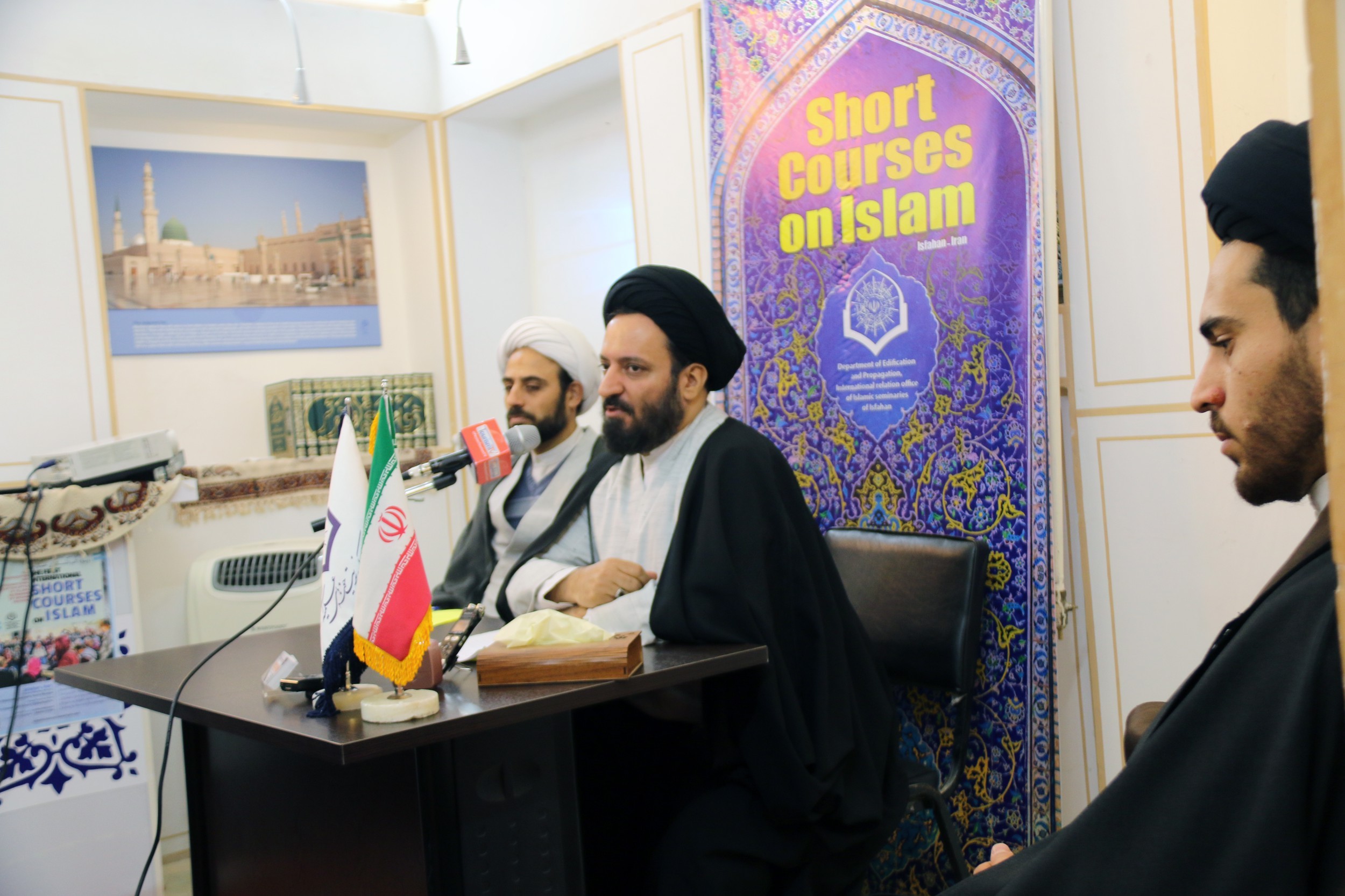 میزبانی از گردشگران خارجی در مدرسه علمیه ناصریه