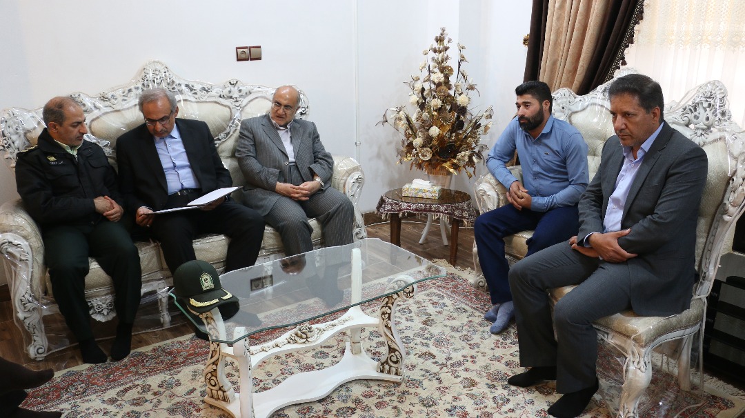 دیدار استاندارکرمان با دو جانباز عرصه مبارزه با مواد مخدر دیدار استاندارکرمان با دو جانباز عرصه مبارزه با مواد مخدر