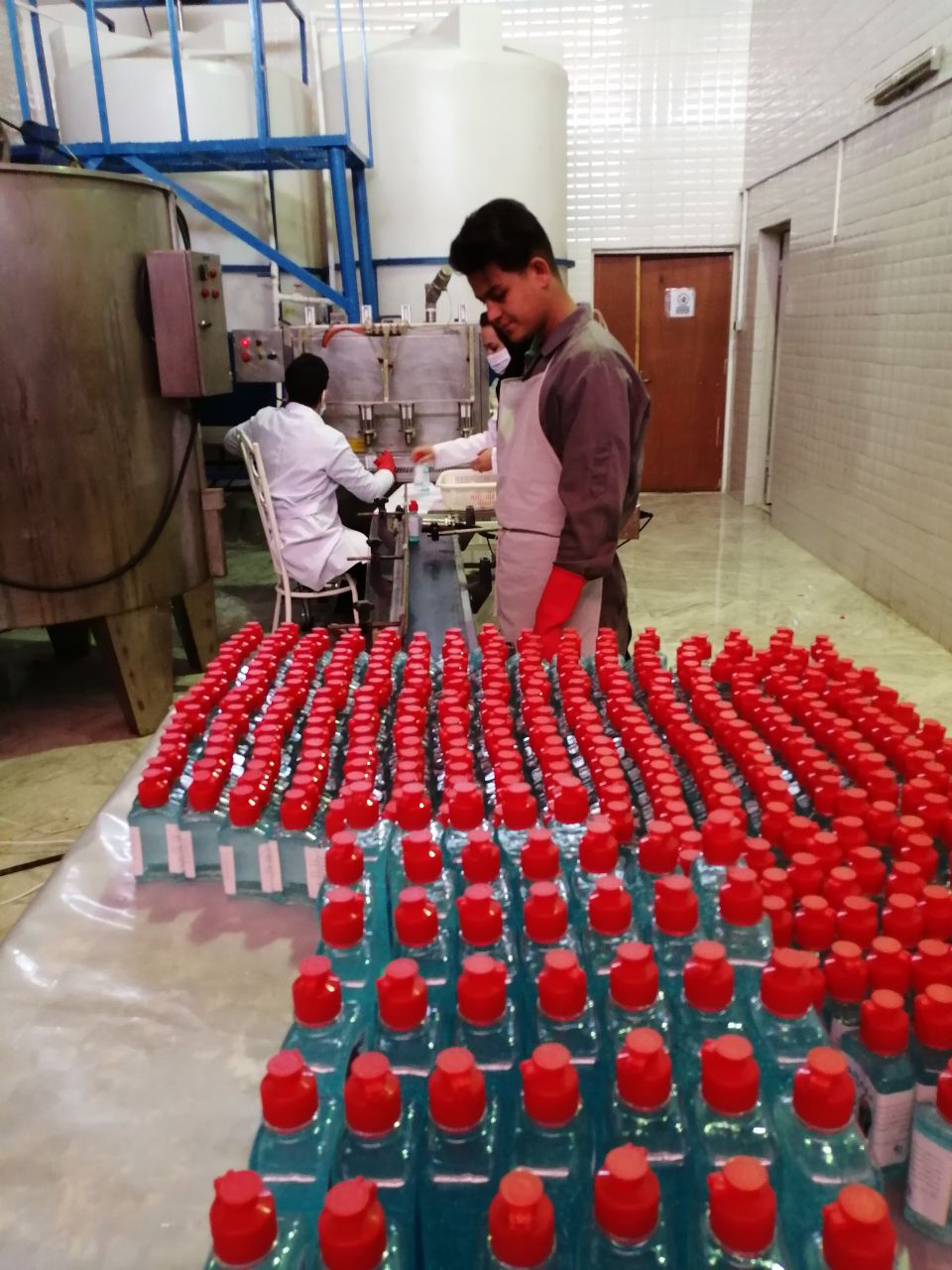 تولید ژل ضد عفونی با حمایت خیرین در شهرستان قوچان