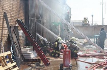 مهار آتش در انبار ضایعات شهرک صنعتی حاجی آباد اراک