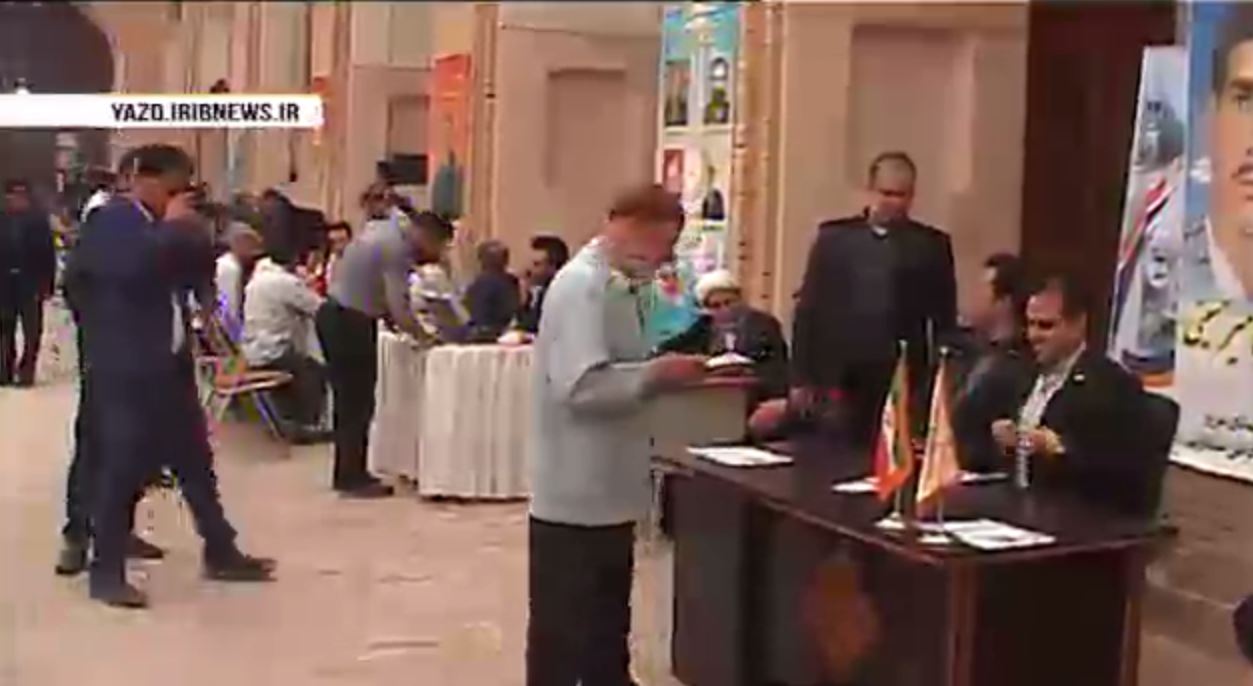 بر پایی میزی برای خدمت بیشتر به شهروندان یزدی+ فیلم بر پایی میزی برای خدمت بیشتر به شهروندان یزدی+ فیلم