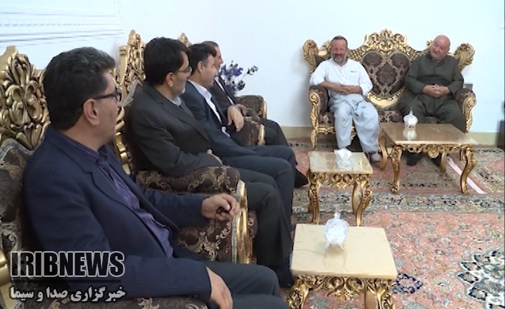 دیدار جمعی از مسئولان با خانواده یک شهید در مهاباد دیدار جمعی از مسئولان با خانواده یک شهید در مهاباد