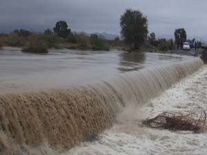 غرق شدن خودرو با ۵ سرنشین در جاسک