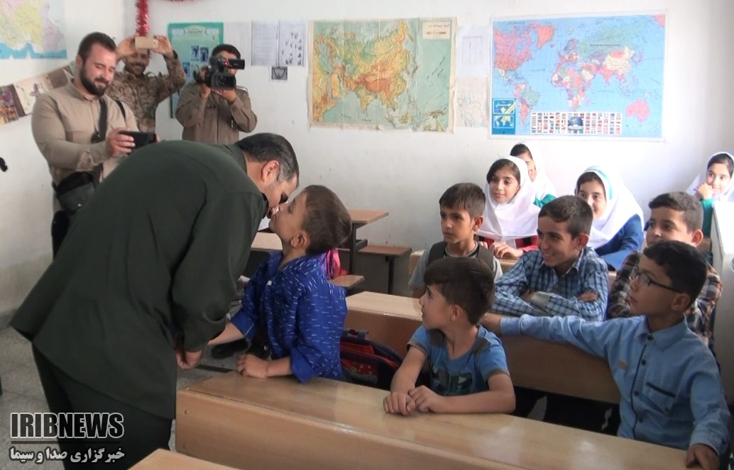 توزیع بسته‌های آموزشی درمناطق کم‌برخوردار شهرستان سنندج