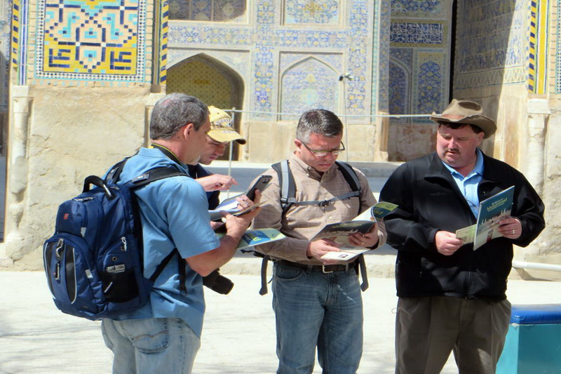 500 جلد کتابچه اربعین به سه زبان دنیا در اختیار گردشگران