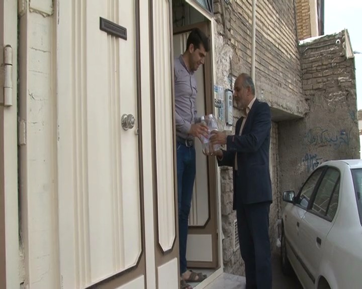 توزیع حدود 4 هزار لیترموادضدعفونی کننده بین اهالی محله جوادیه خمینی شهر توزیع حدود 4 هزار لیترموادضدعفونی کننده بین اهالی محله جوادیه خمینی شهر