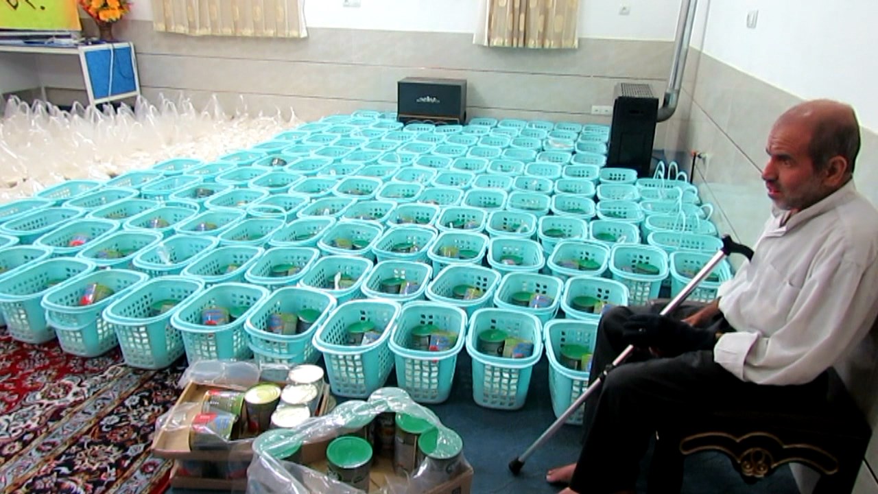 تهیه 600 سبد کالایی به همت خیر جانباز نایینی