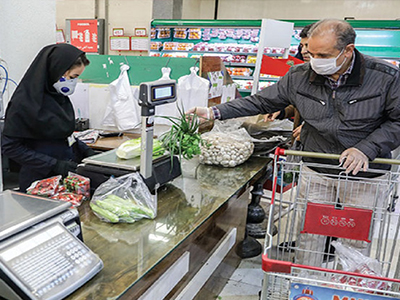 مردم در مکان‌های عمومی، ملزم به استفاده از ماسک هستند