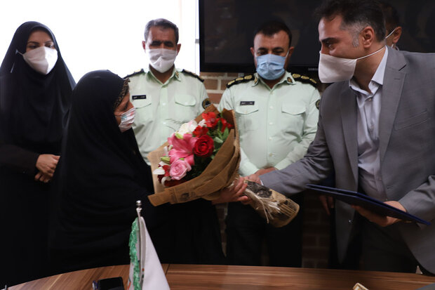 تجلیل از خانواده های شهدای مبارزه با موادمخدر در شیراز تجلیل از خانواده های شهدای مبارزه با موادمخدر در شیراز