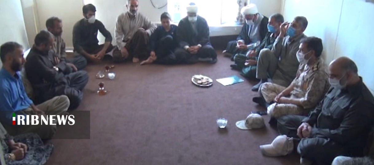 دیدار فرمانده سپاه بیت المقدس استان با دو خانواده شهید در سروآباد