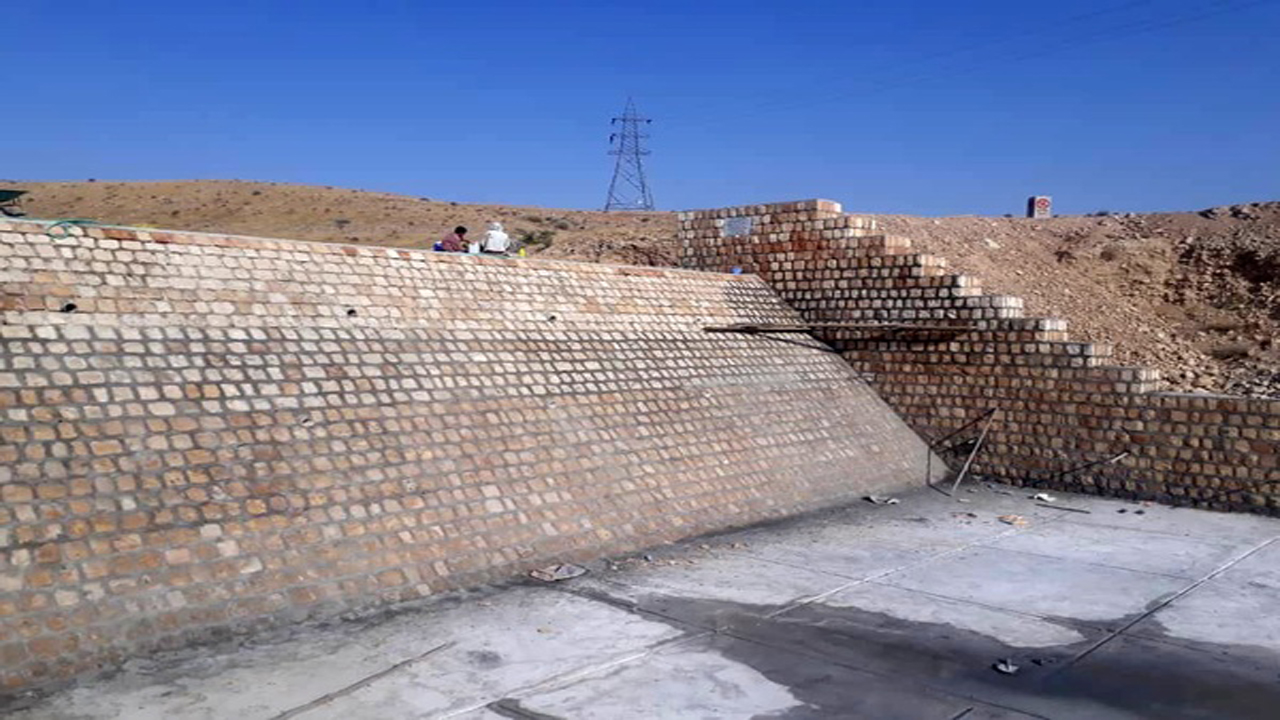 مهار روان آب‌ها با اجرای طرح آبخیزداری در لامرد