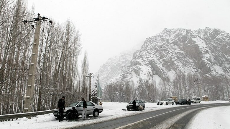 تردد با زنجیر چرخ در گردنه های خوی تردد با زنجیر چرخ در گردنه های خوی
