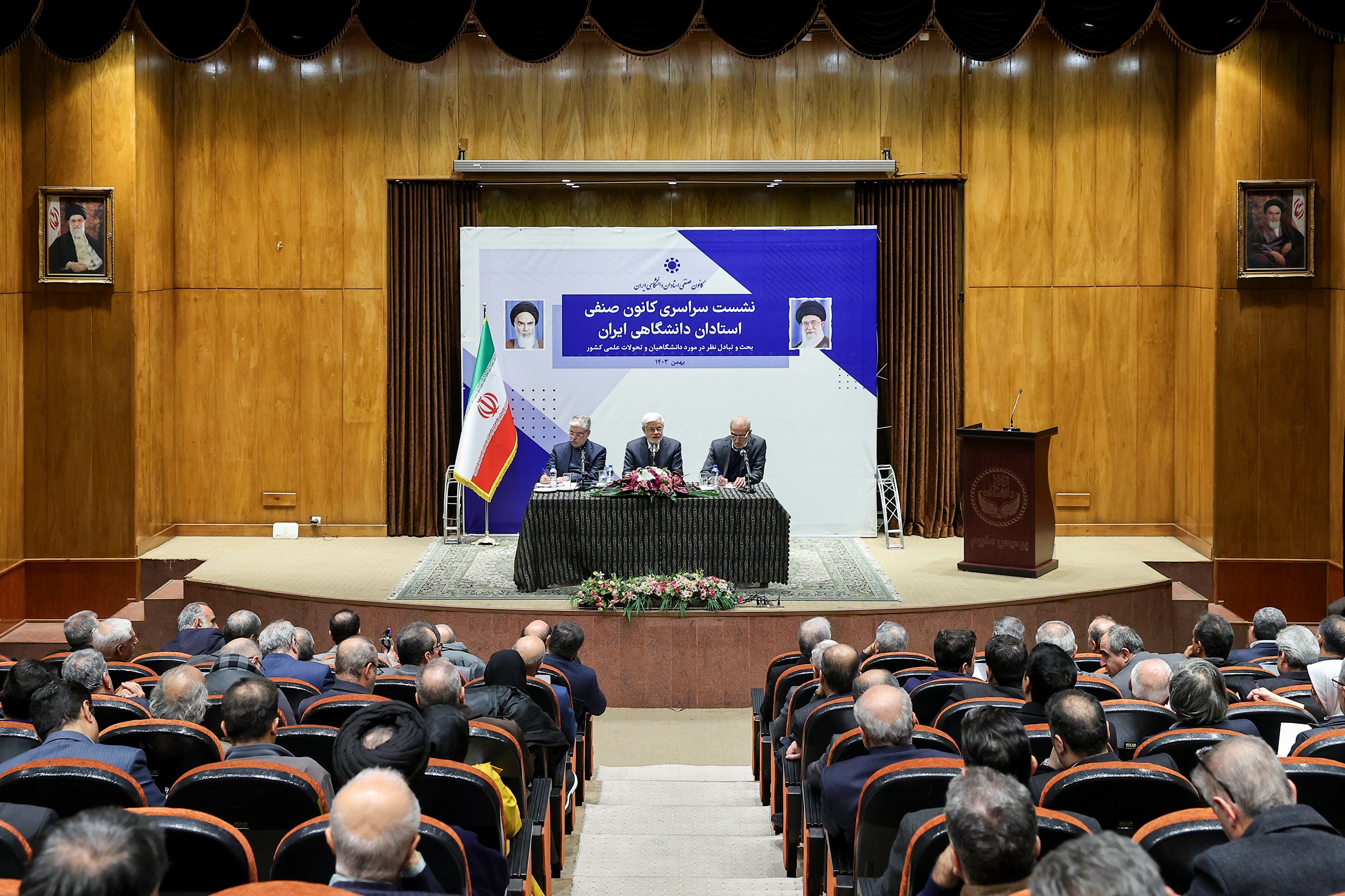 مشکلات کشور از طریق بهرهگیری از نظر استادان دانشگاه و نخبگان حل میشود مشکلات کشور از طریق بهرهگیری از نظر استادان دانشگاه و نخبگان حل میشود