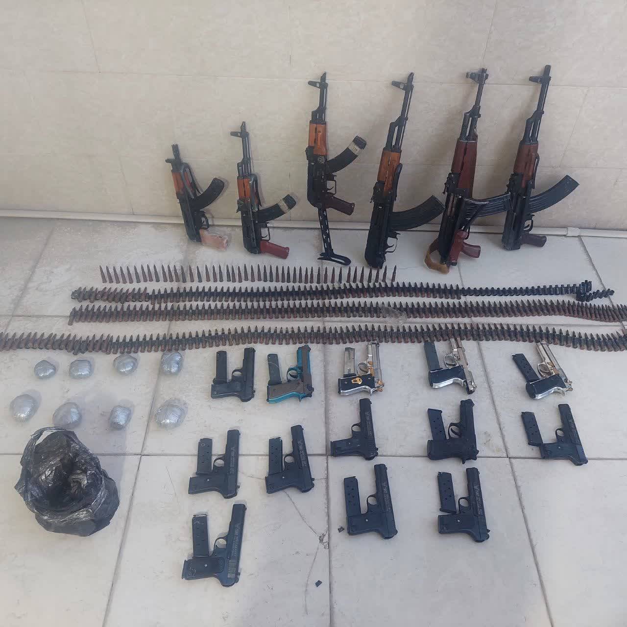 *** کشف سلاح و محمولههای انفجاری یک گروهک تروریستی *** کشف سلاح و محمولههای انفجاری یک گروهک تروریستی