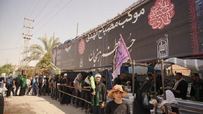 موکب حسینیه اعظم زنجان در سامرا از زائران اربعین پذیرایی میکند موکب حسینیه اعظم زنجان در سامرا از زائران اربعین پذیرایی میکند