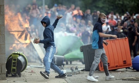 ۱۲ ماه زندان مجازات پرتاب آجر به سوی خودروی پلیس در انگلیس