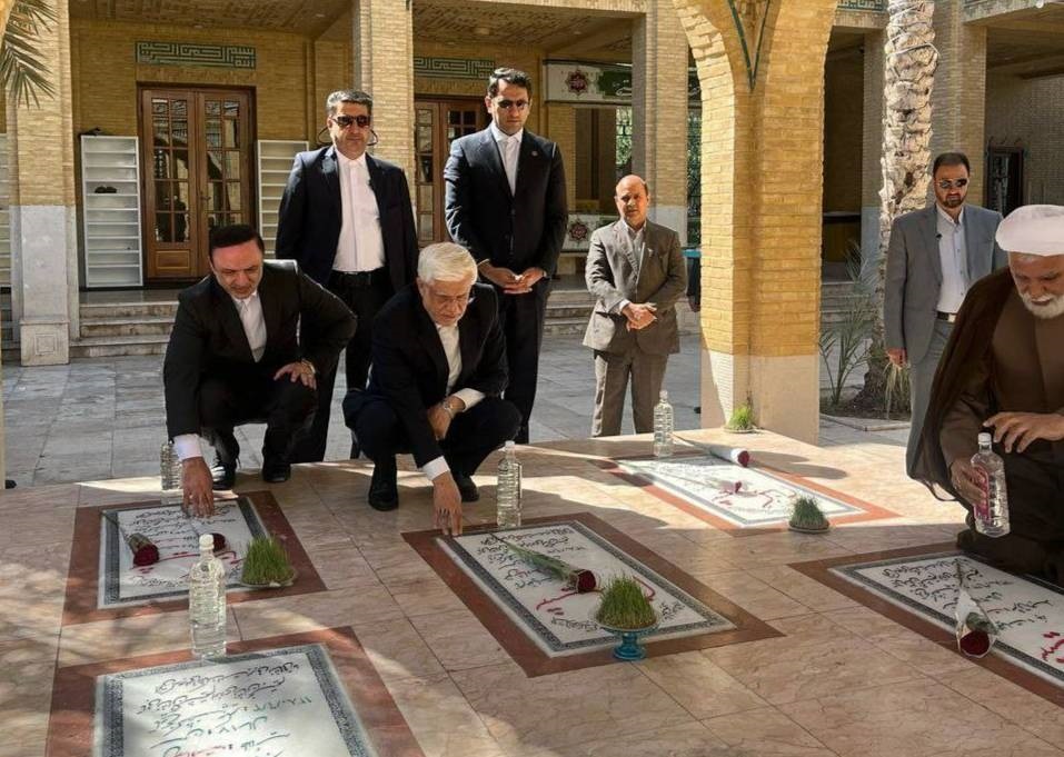 **ادای احترام معاون اول رئیس‌جمهور به شهدا در جزیره کیش