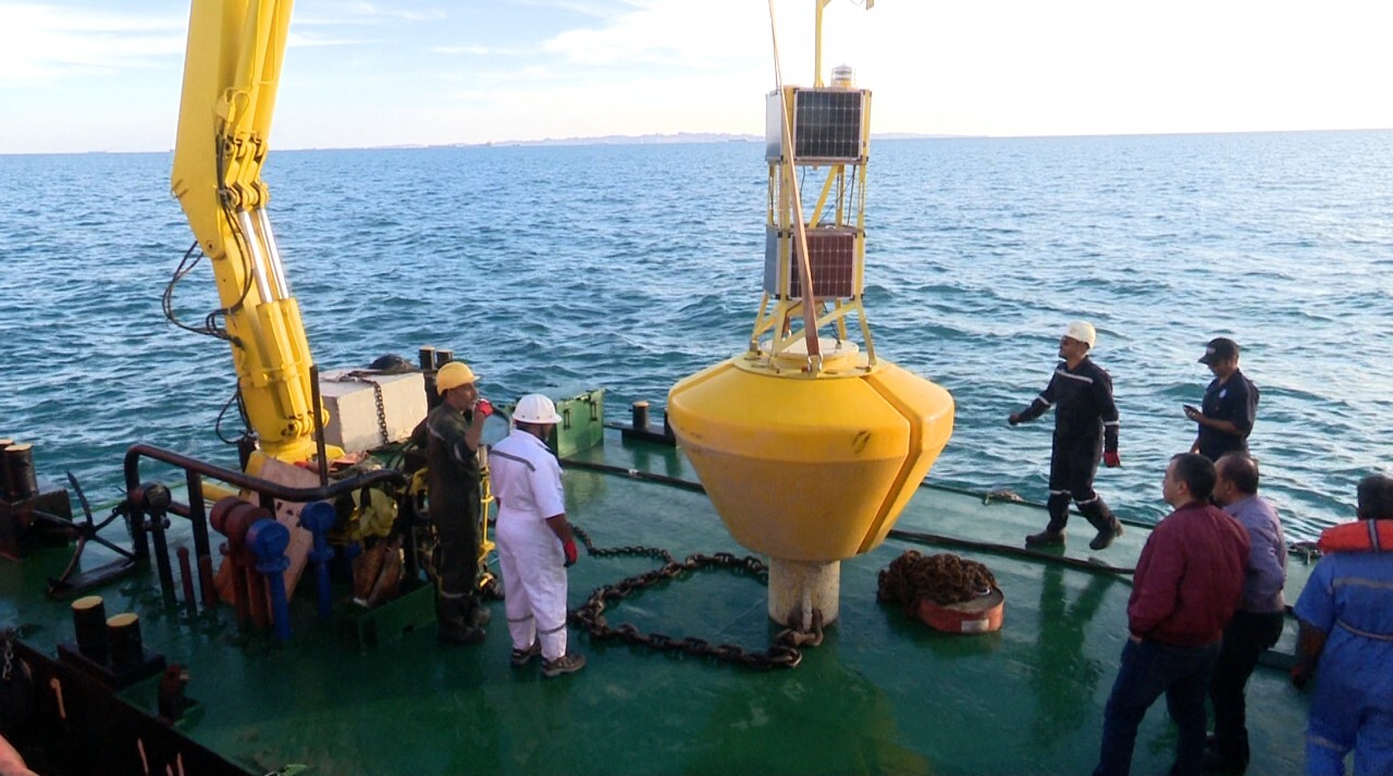 به آب اندازی بویه موج نگار هواشناسی در قشم به آب اندازی بویه موج نگار هواشناسی در قشم