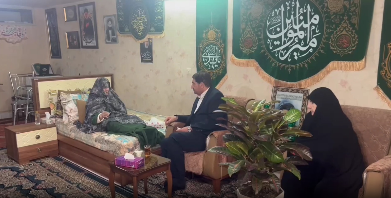 ادای احترام مخبر به مادر رئیس جمهور شهید