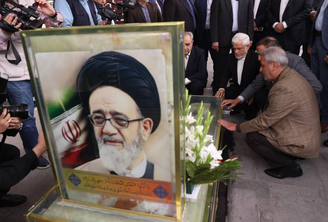 ادای احترام معاون اولرئیس جمهور به شهید آیتالله سید محمدعلی آل هاشم ادای احترام معاون اولرئیس جمهور به شهید آیتالله سید محمدعلی آل هاشم