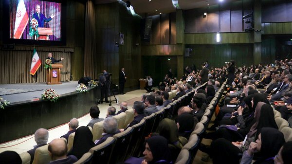 آینده را نگاه و باور انسان‌ها و امید و تلاش نسل جوان می‌سازد