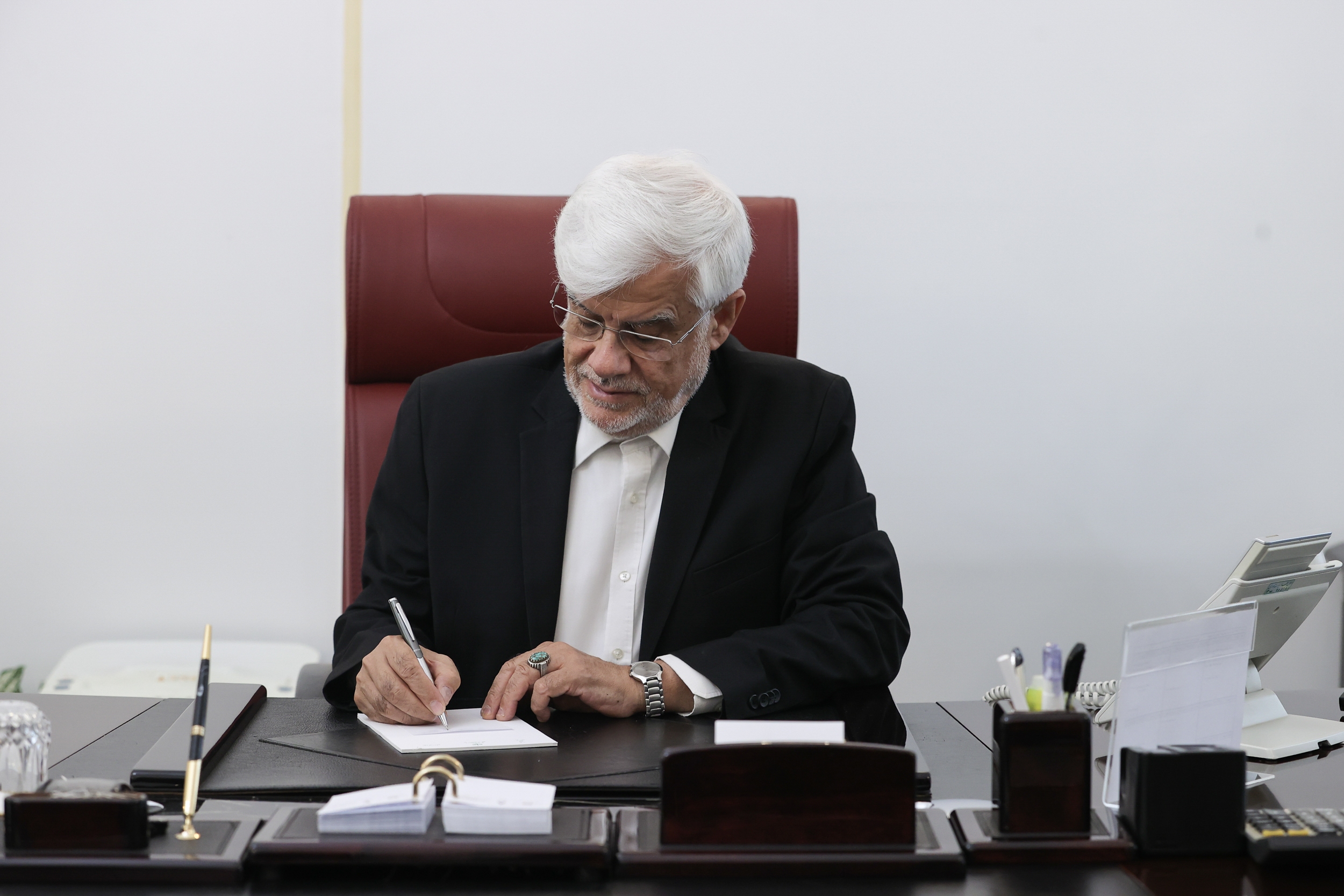 پیام تسلیت عارف به حاج صادق آهنگران پیام تسلیت عارف به حاج صادق آهنگران