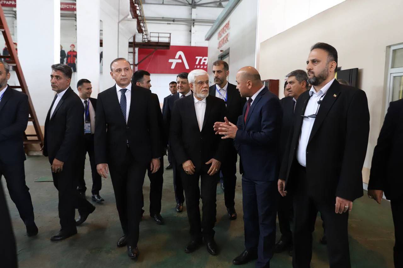 بازدید عارف از یک مجموعه صنعتی در شهر دوشنبه