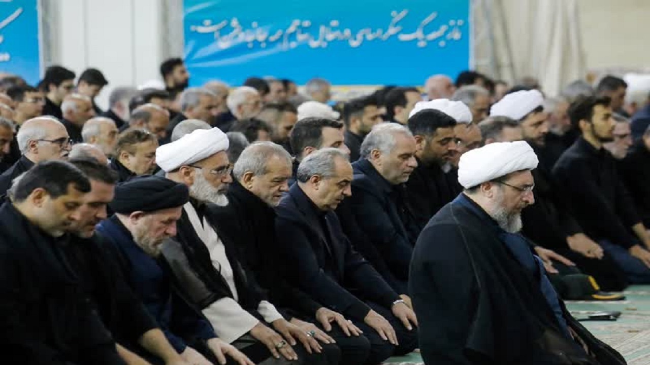 حضور رئیس جمهور در نماز ظهر عاشورا