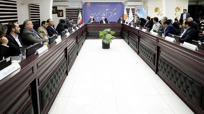 عارف: دولت با مرکز آمار دستوری رفتار نمی کند