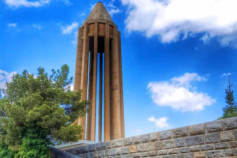 کاهش دما و وزش موقت باد در همدان