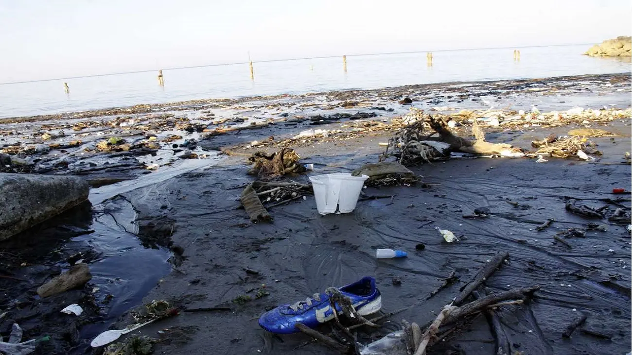 تخلیه زباله های صنعتی و ساختمانی در حاشیه رودخانه چالوس و ساحل دریا