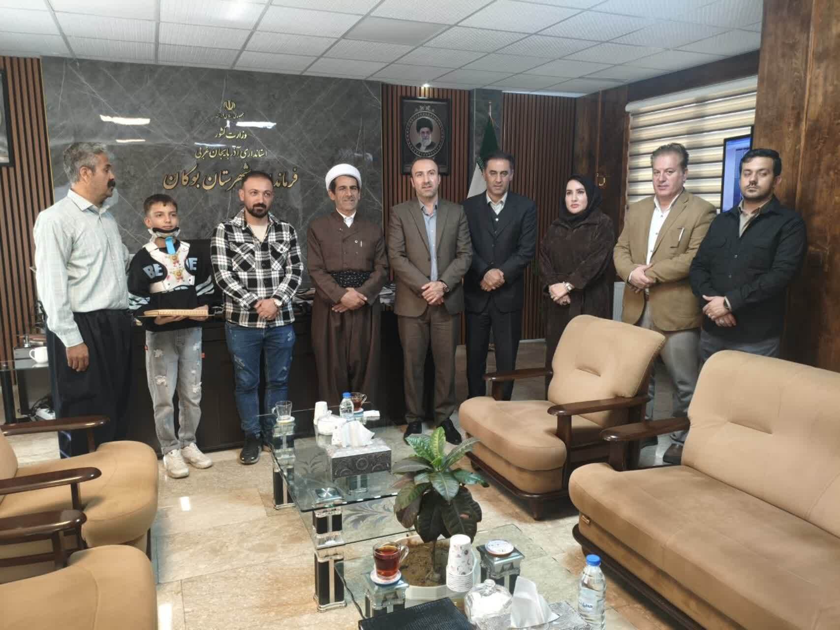 دلجویی از دانش آموز بوکانی توسط امام جمعه و فرماندار  دلجویی از دانش آموز بوکانی توسط امام جمعه و فرماندار