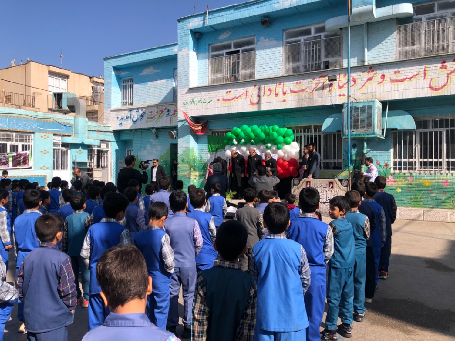 اهدای  لباس گرم به دانش آموزان حاشیه شهر مشهد