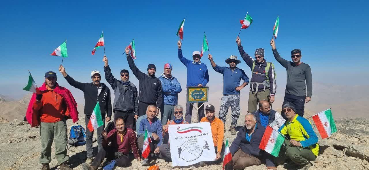 صعود کوهنوردان نجف آباد به بلندترین قله استان