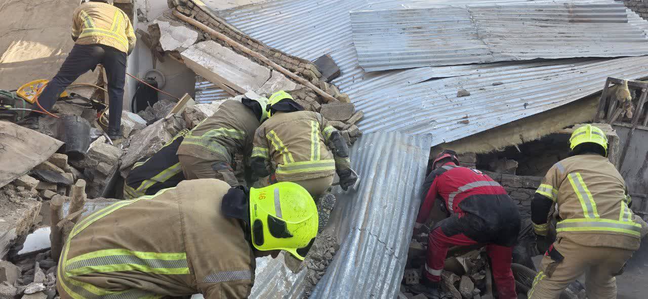 نجات دو نفر از زیر آوار منزل مسکونی در مشهد