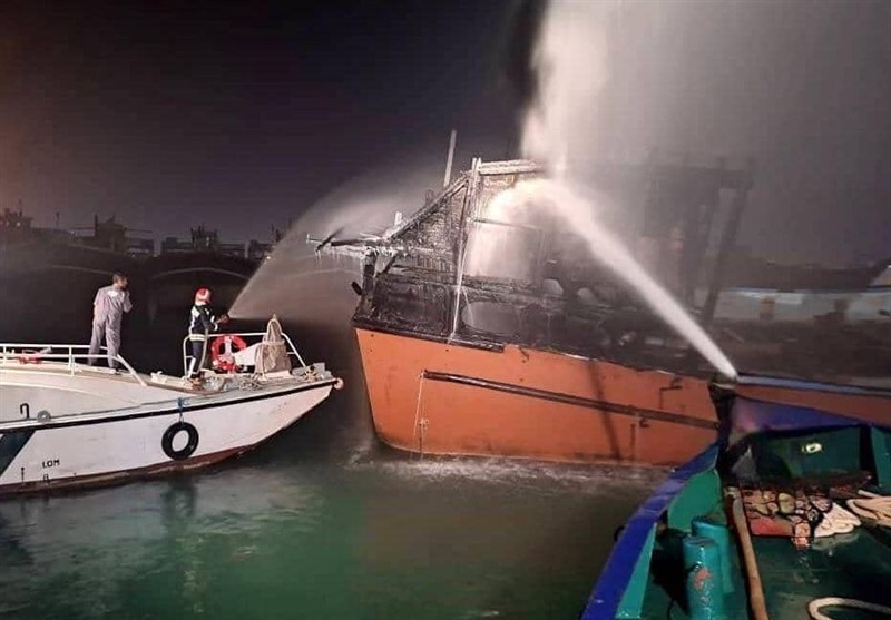اطفاء آتش سوزی لنج باری در بندر چارک اطفاء آتش سوزی لنج باری در بندر چارک