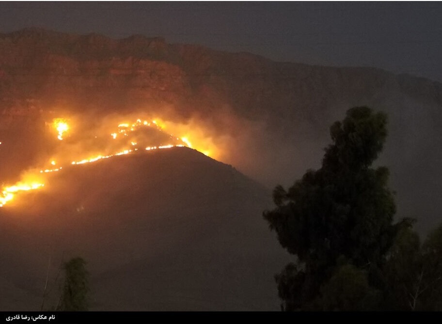 مهار آتش سوزی در باغ‌های فخر آباد همدان