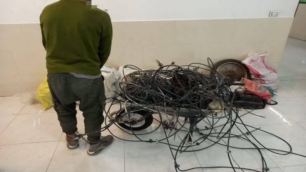 دستگیری سارق حرفه‌ای سیم و کابل مخابرات در لنجان