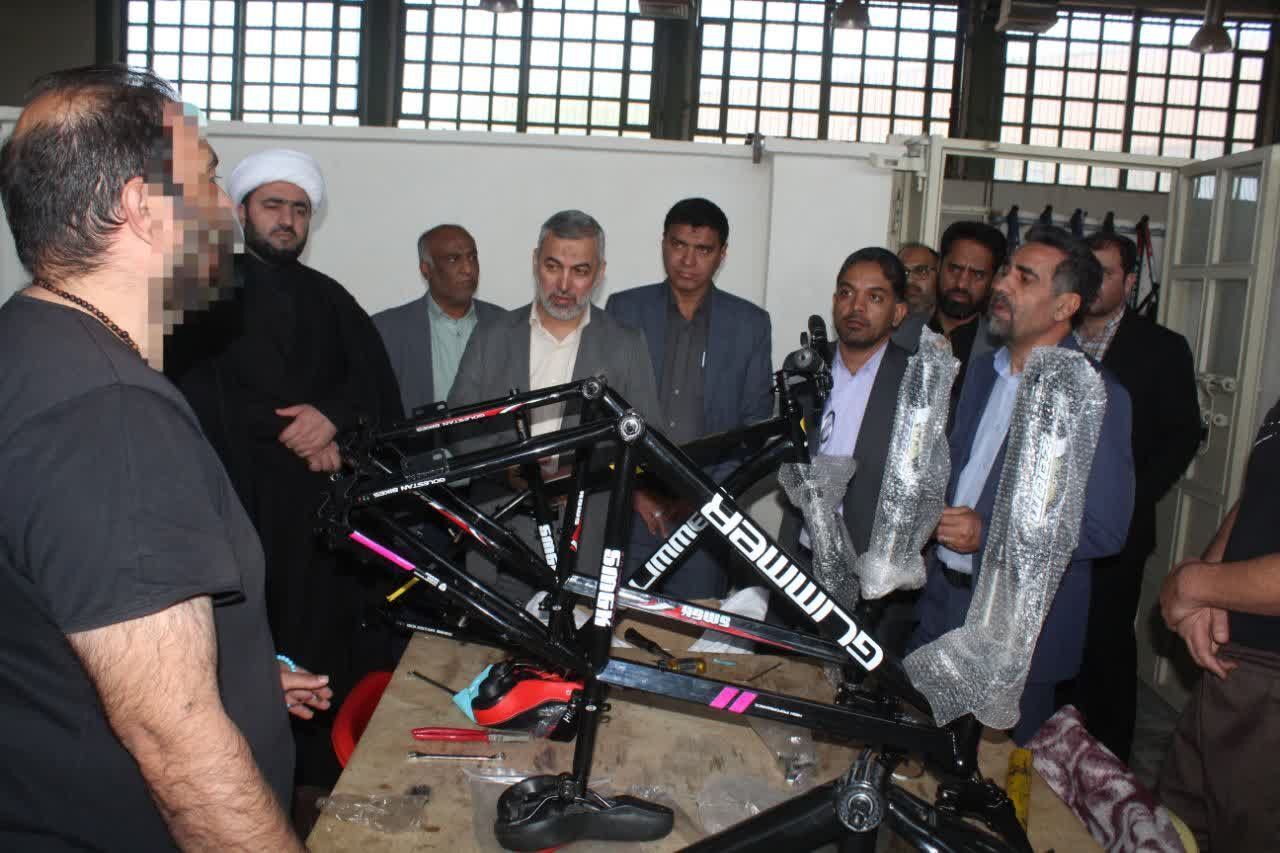 راه اندازی کارگاه تولید دوچرخه و کفش در زندان بم