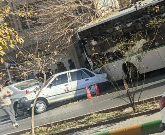 انحراف اتوبوس شهری از مسیر و تصادف با یک خودرو دیگر در مشهد