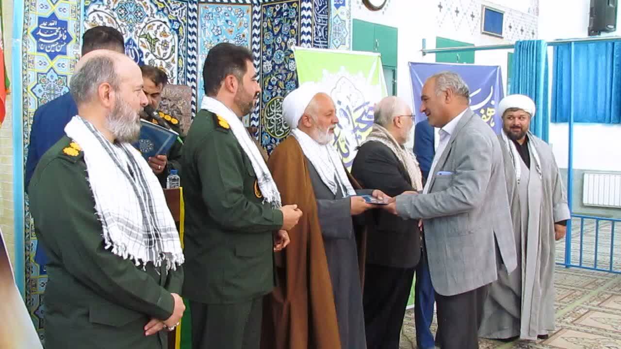 تجلیل از فرماندهان و بسیجیان کارگری و کارمندی در میبد تجلیل از فرماندهان و بسیجیان کارگری و کارمندی در میبد