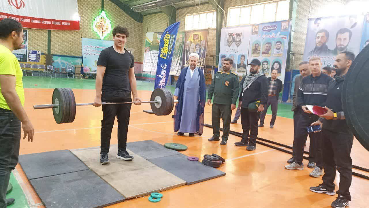 رقابت ورزشکاران بسیجی نقده در مسابقات کراسفیت(تمرینات ویژه تناسب اندام) رقابت ورزشکاران بسیجی نقده در مسابقات کراسفیت(تمرینات ویژه تناسب اندام)